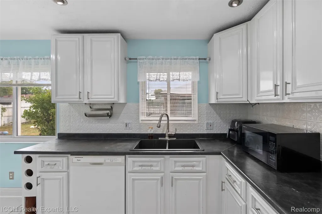 42153 Mac Rae Drive Sterling Heights City MI 48313