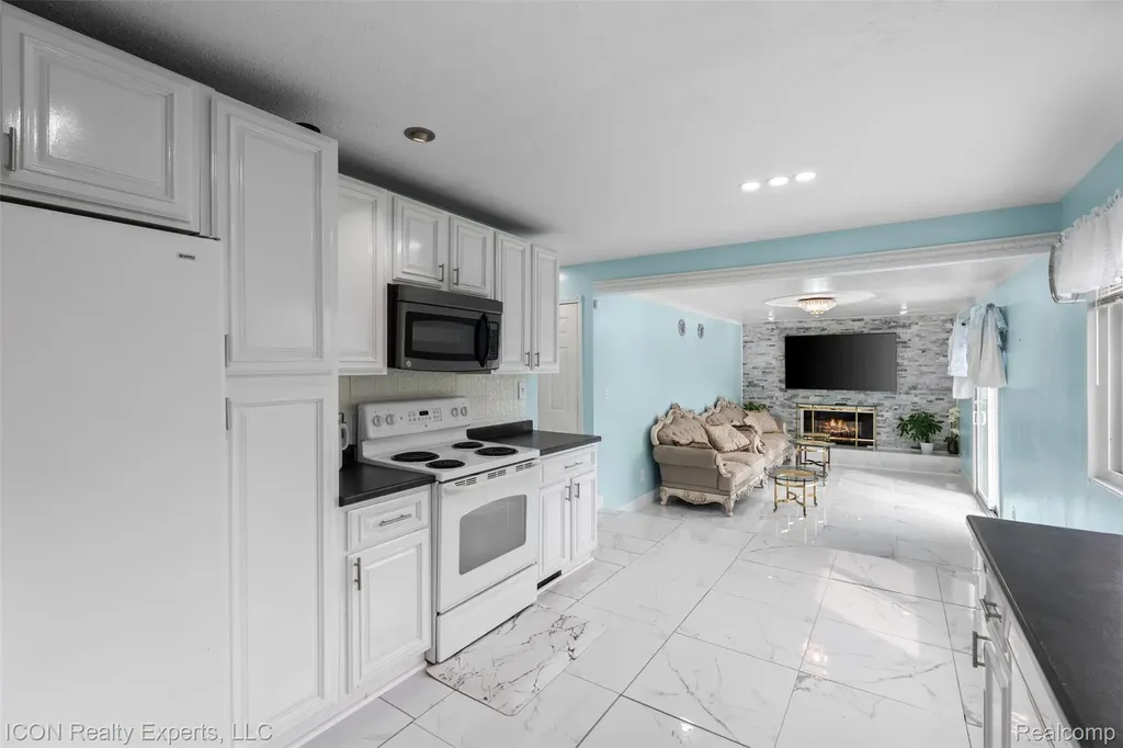 42153 Mac Rae Drive Sterling Heights City MI 48313
