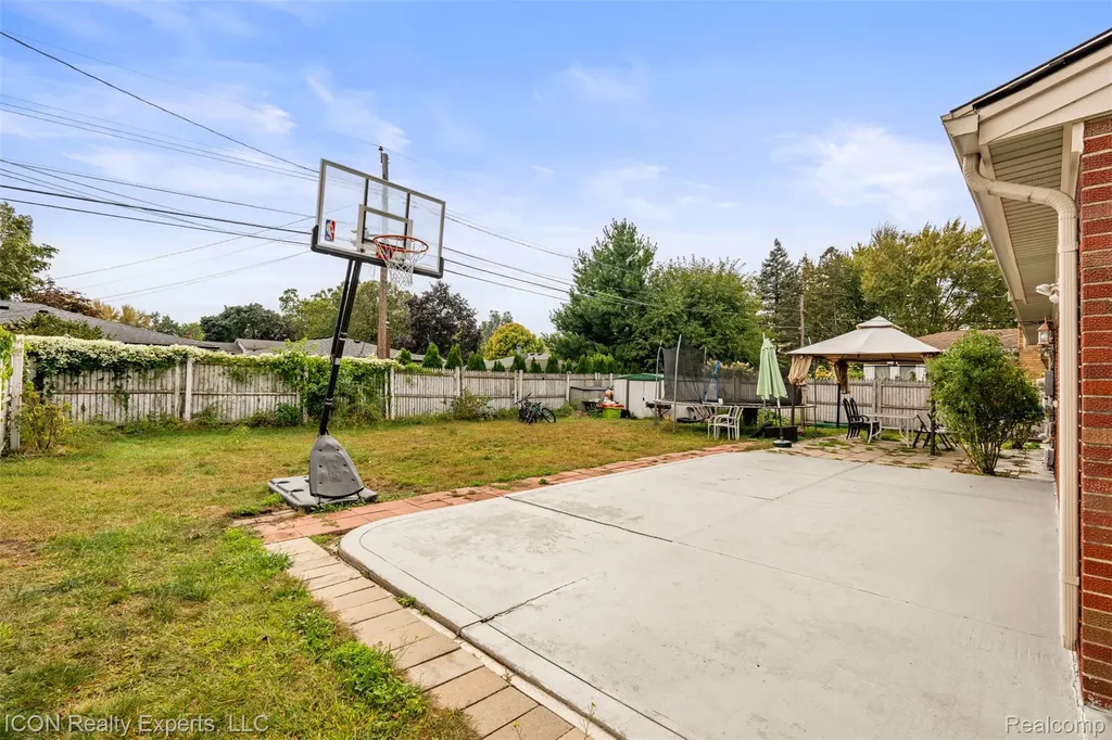42153 Mac Rae Drive Sterling Heights City MI 48313