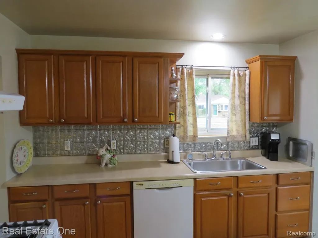 15742 Kennebec Street Southgate City MI 48195