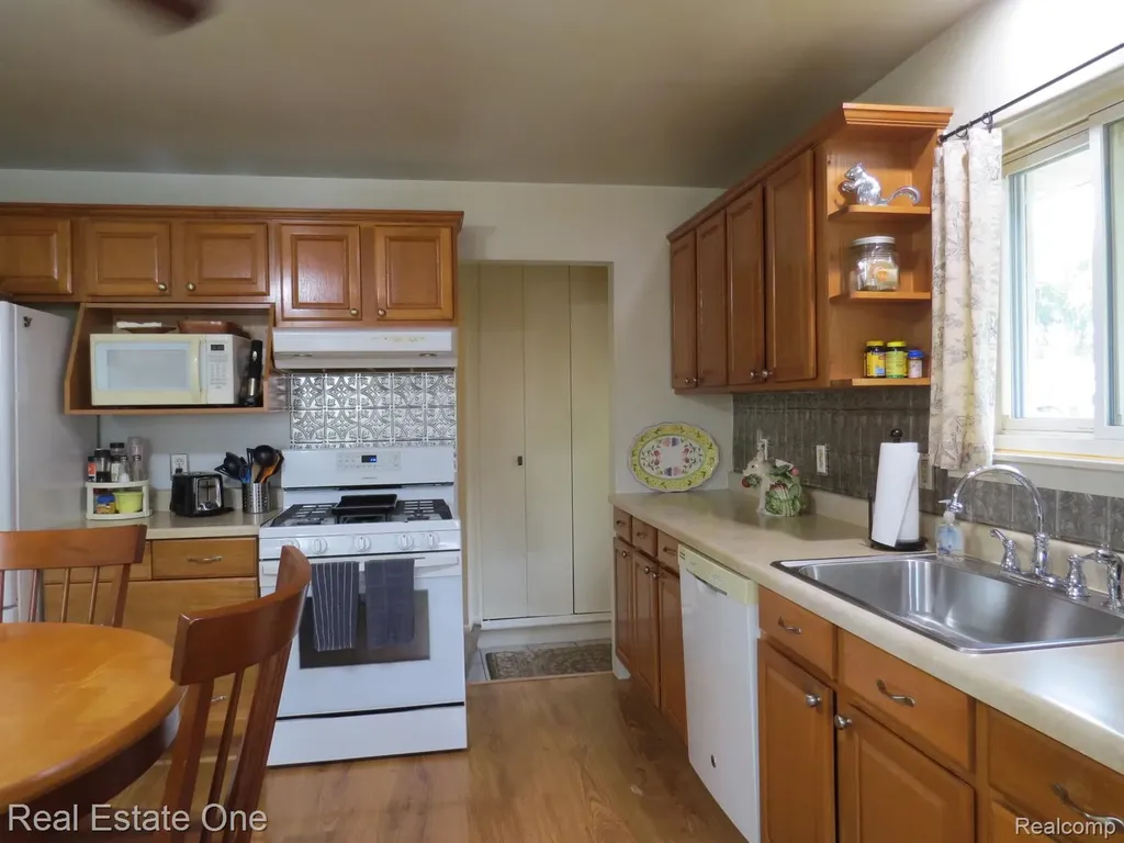 15742 Kennebec Street Southgate City MI 48195