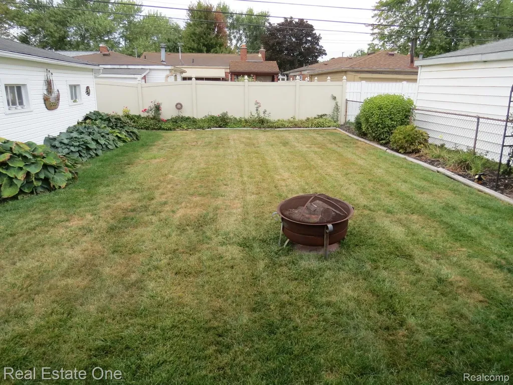 15742 Kennebec Street Southgate City MI 48195