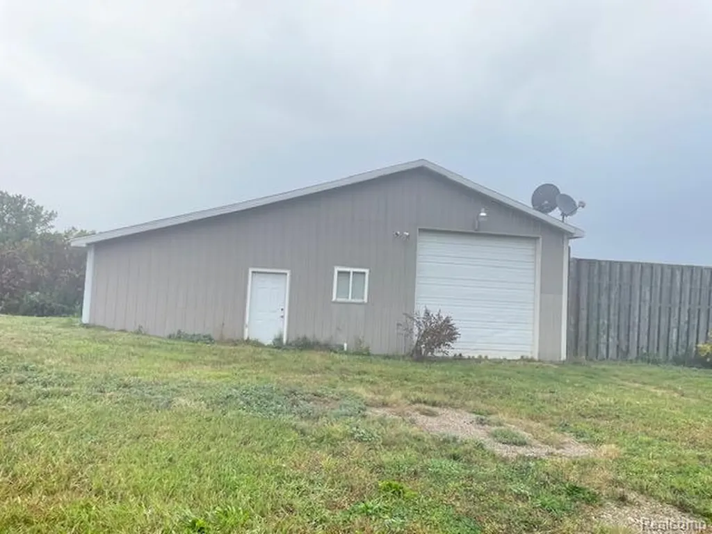 2753 E Snover Road Mayville Village MI 48744