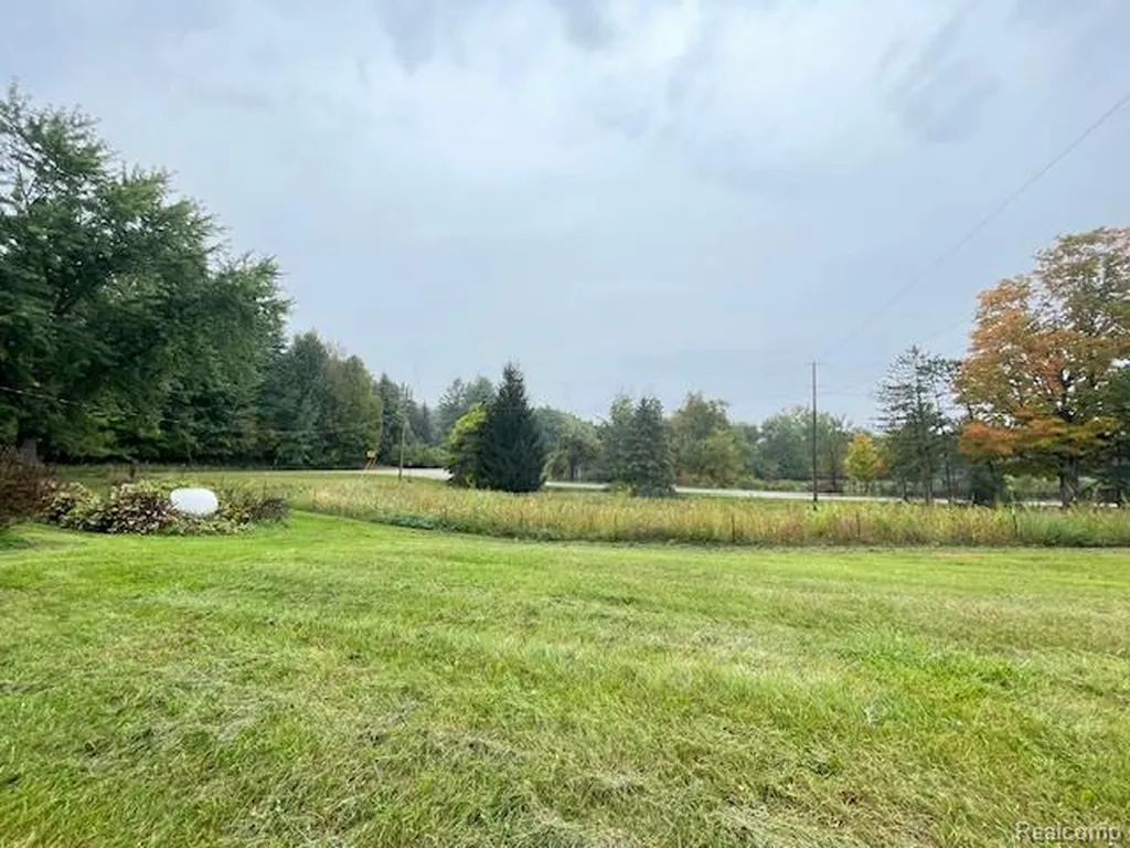 2753 E Snover Road Mayville Village MI 48744