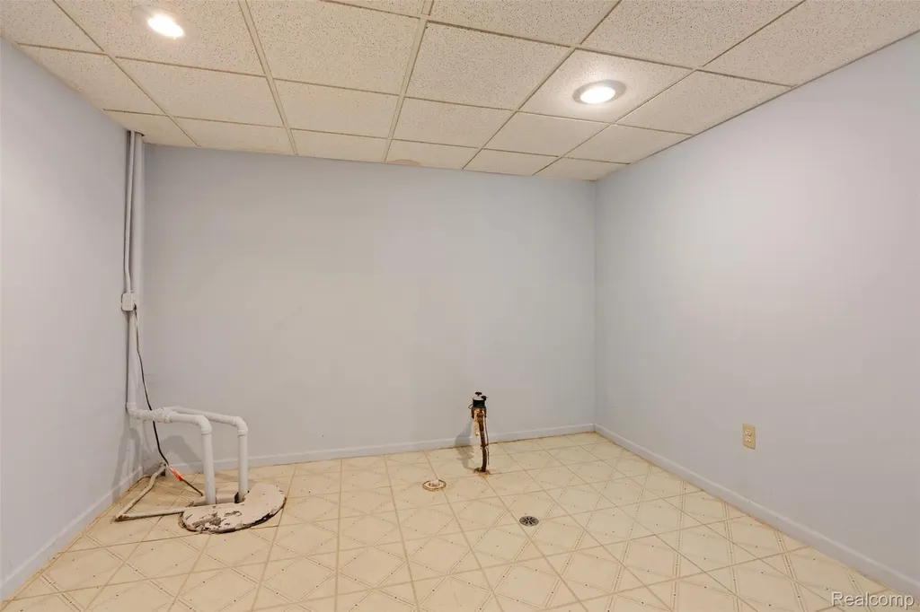 1615 Redbud Drive Troy City MI 48098