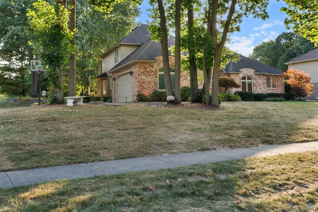 1615 Redbud Drive Troy City MI 48098