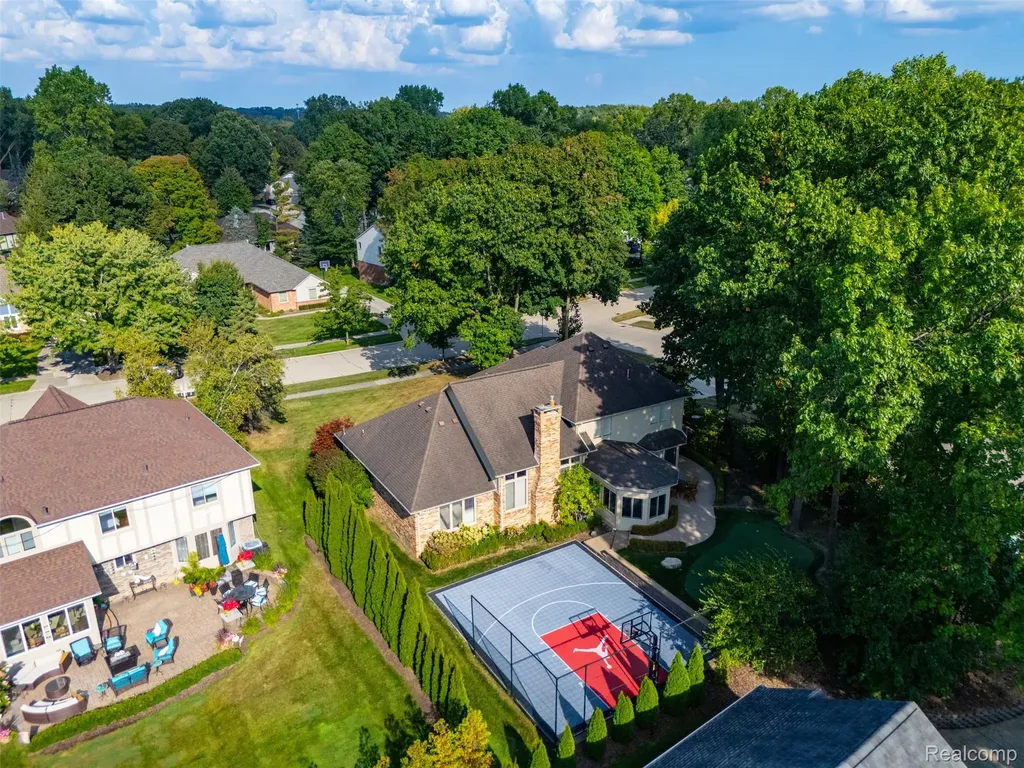 1615 Redbud Drive Troy City MI 48098