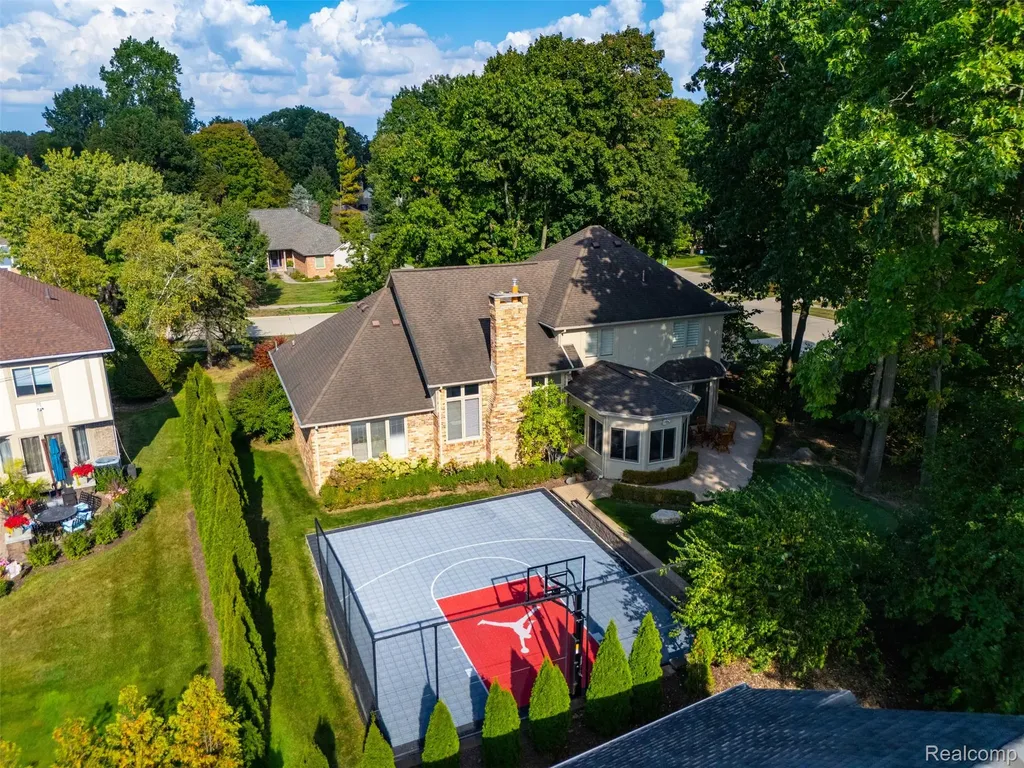 1615 Redbud Drive Troy City MI 48098