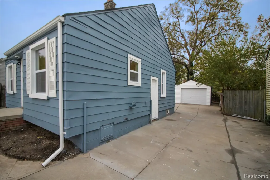 20560 Dresden Street Detroit City MI 48205