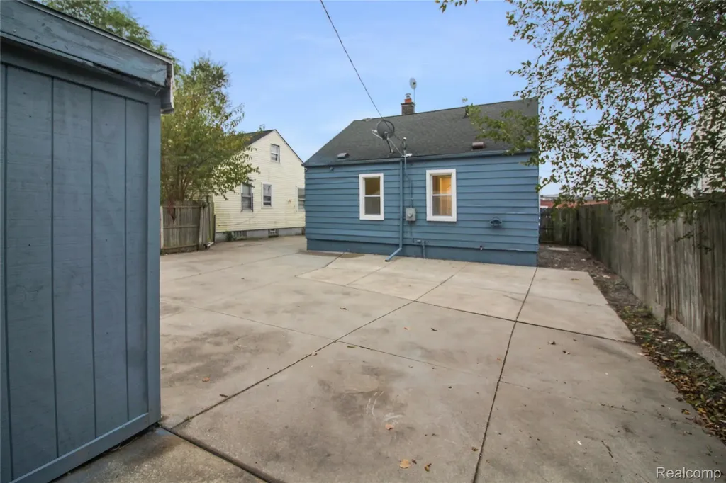 20560 Dresden Street Detroit City MI 48205