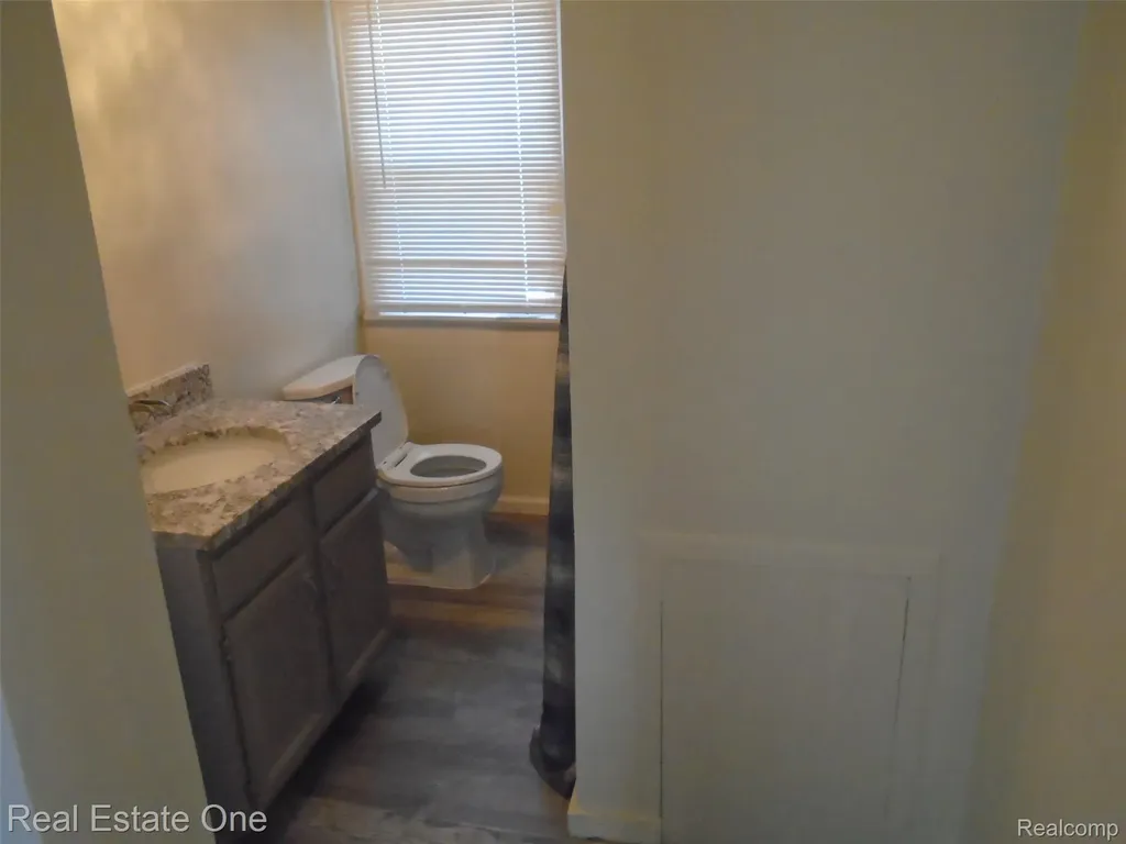 8087 Continental Avenue Warren City MI 48089