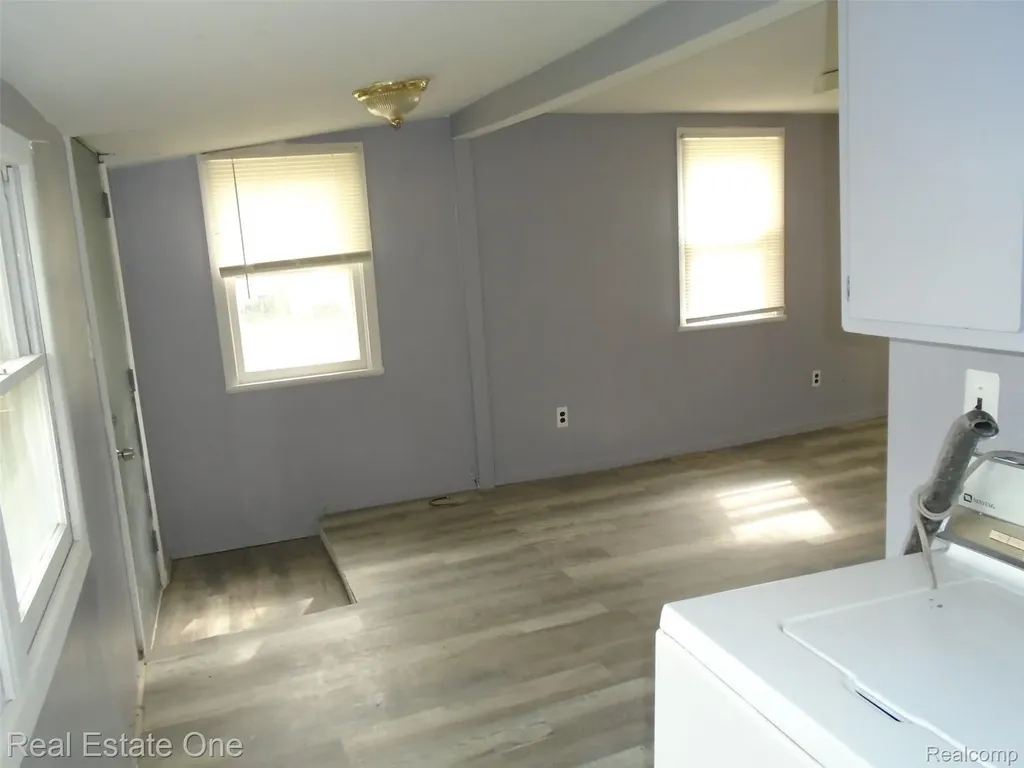 8087 Continental Avenue Warren City MI 48089