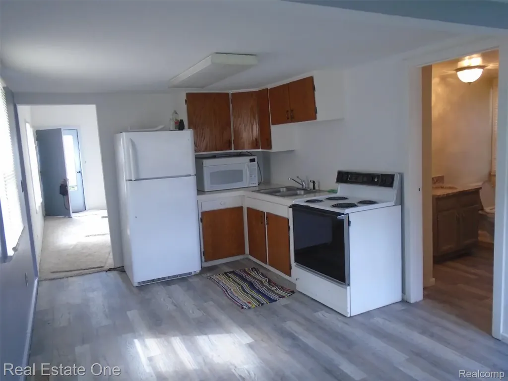 8087 Continental Avenue Warren City MI 48089