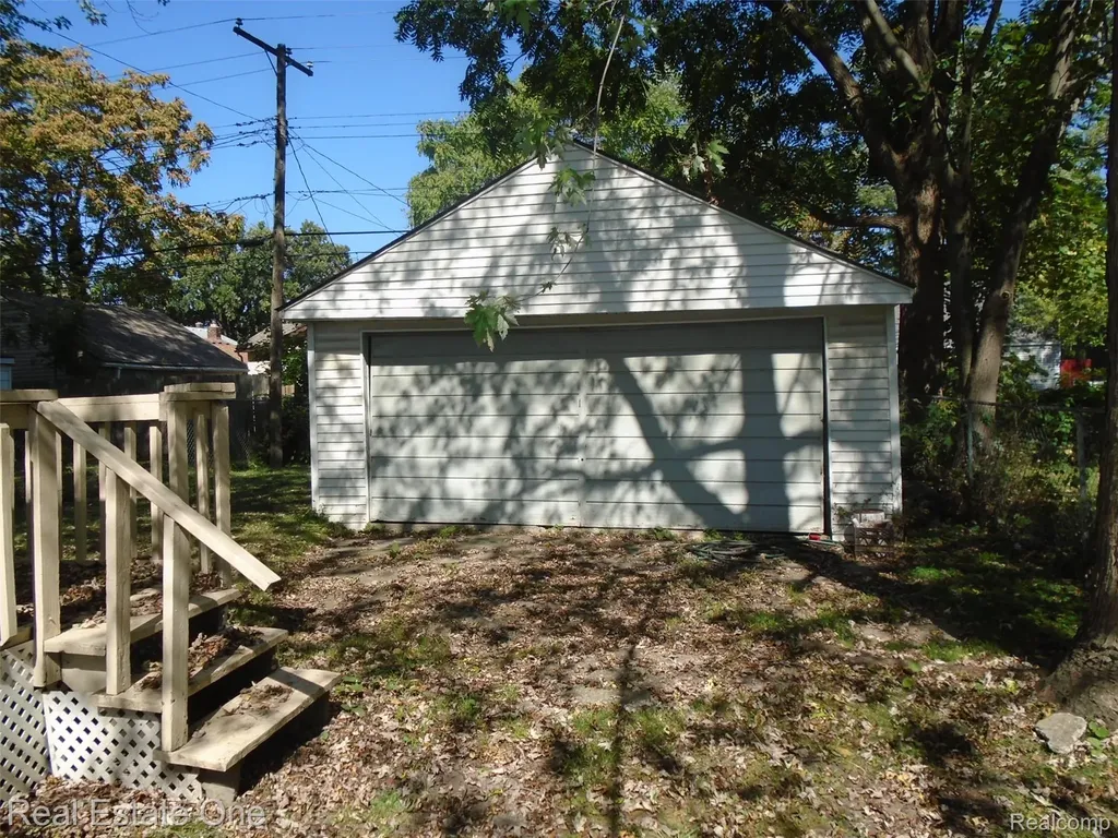 8087 Continental Avenue Warren City MI 48089