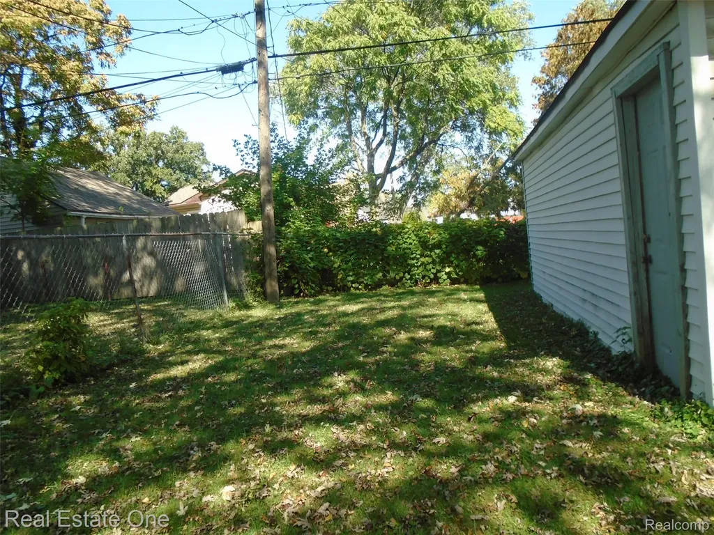 8087 Continental Avenue Warren City MI 48089