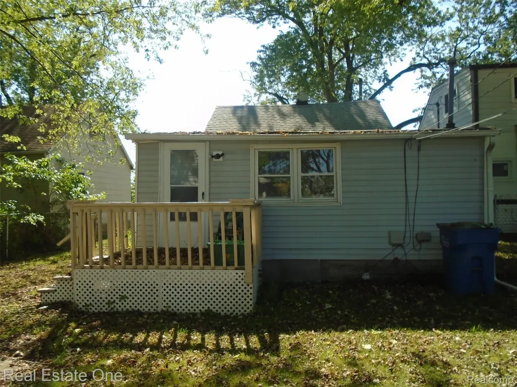 8087 Continental Avenue Warren City MI 48089