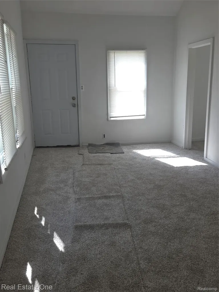 8087 Continental Avenue Warren City MI 48089