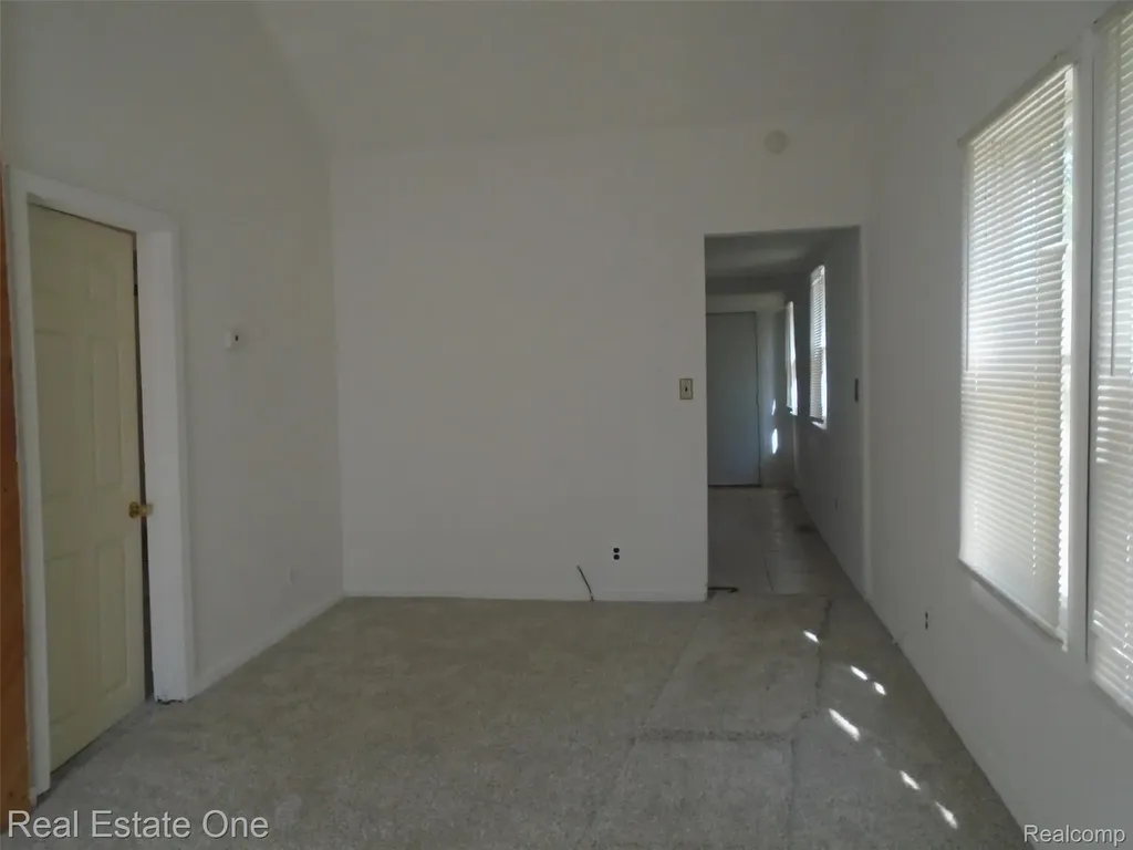 8087 Continental Avenue Warren City MI 48089