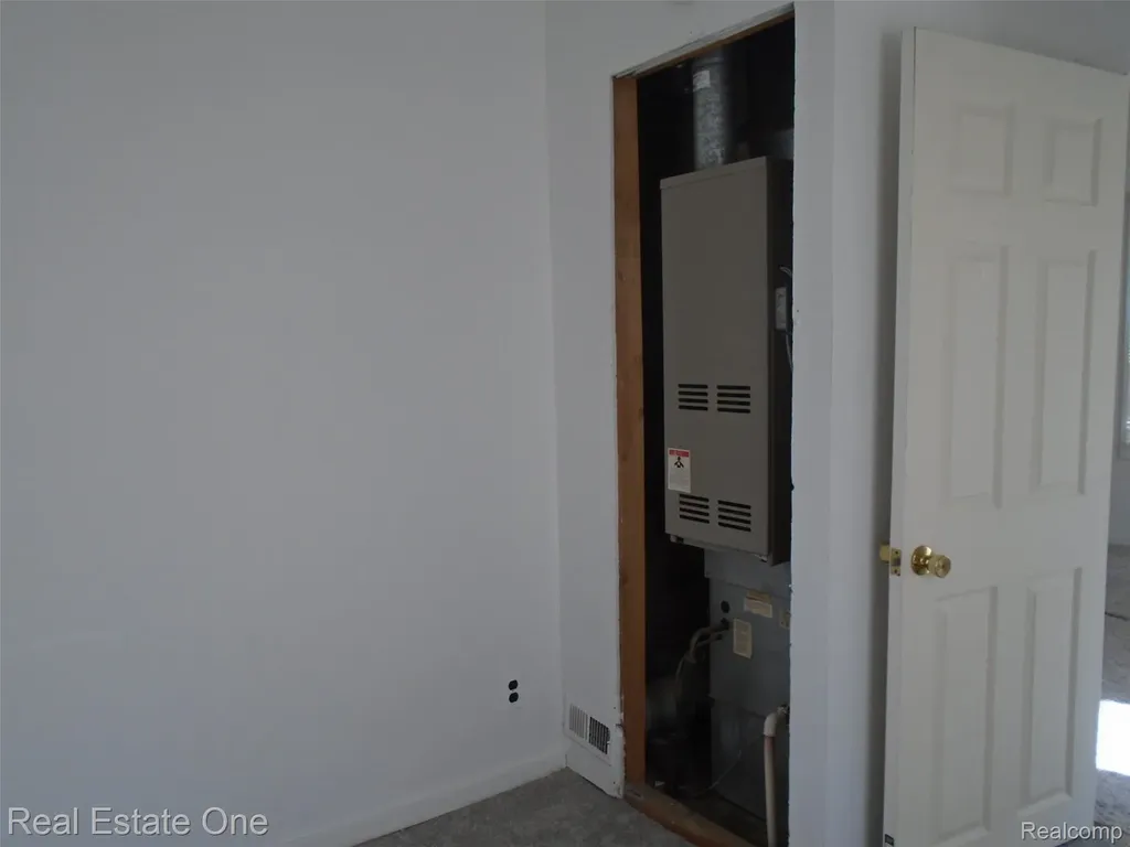 8087 Continental Avenue Warren City MI 48089
