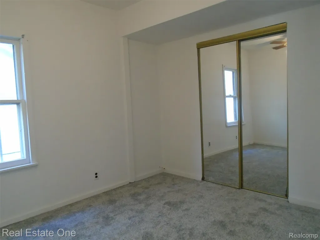 8087 Continental Avenue Warren City MI 48089