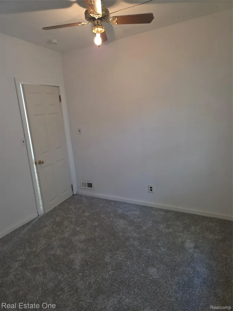 8087 Continental Avenue Warren City MI 48089