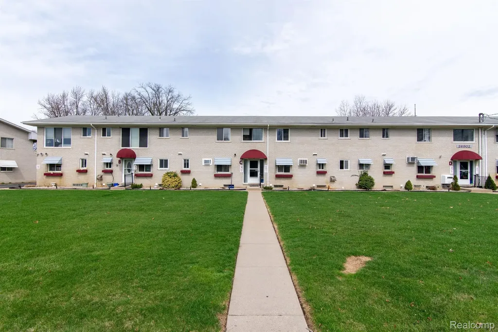 26902 Sandy Hill Lyon Charter Township MI 48165