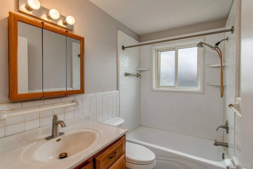 26902 Sandy Hill Lyon Charter Township MI 48165