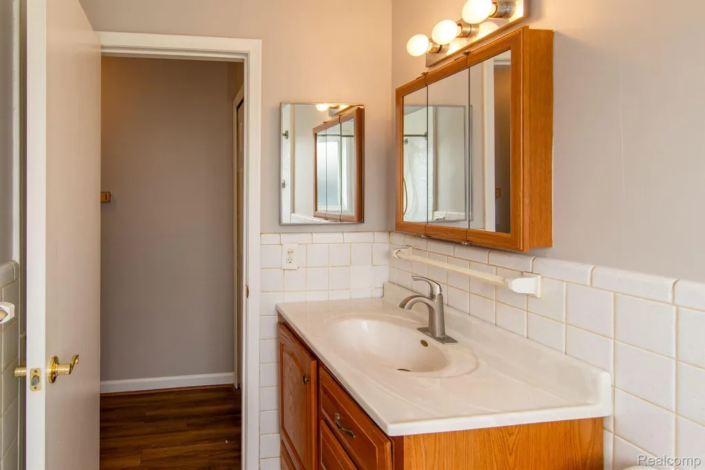 26902 Sandy Hill Lyon Charter Township MI 48165
