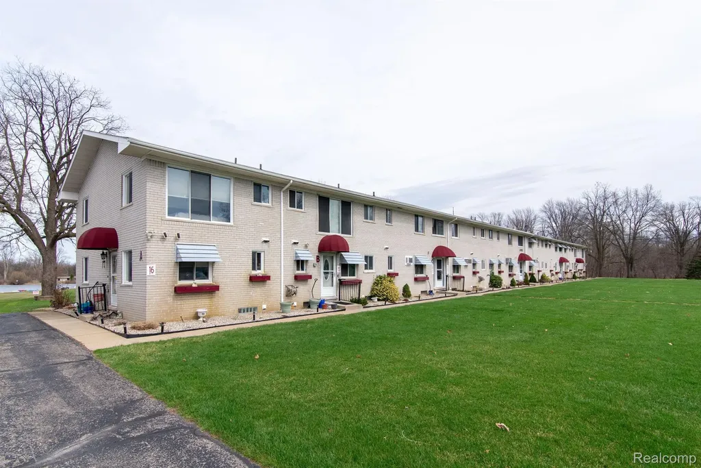 26902 Sandy Hill Lyon Charter Township MI 48165