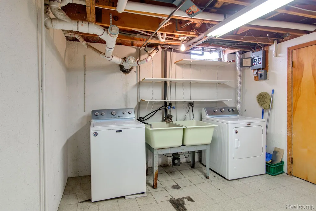 26902 Sandy Hill Lyon Charter Township MI 48165