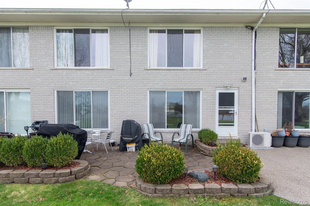 26902 Sandy Hill Lyon Charter Township MI 48165