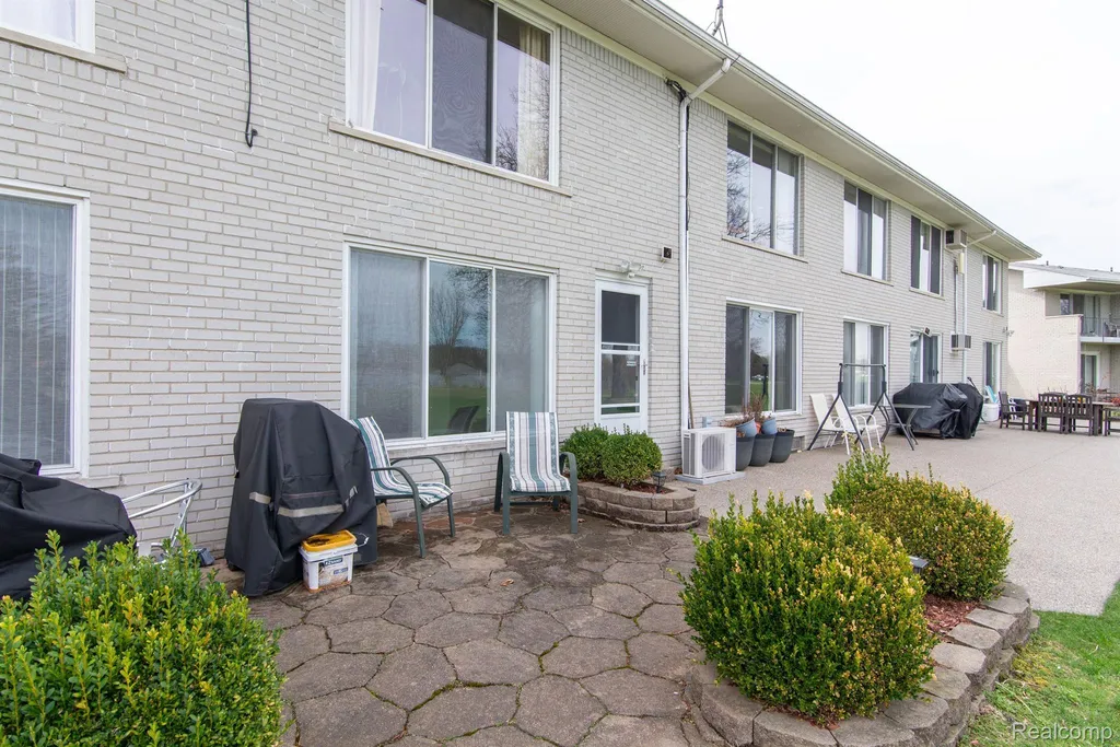 26902 Sandy Hill Lyon Charter Township MI 48165