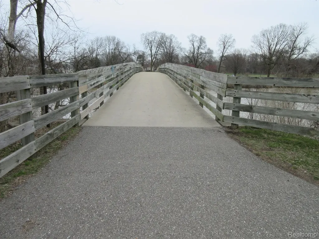 00 Fenton Clinton Charter Township MI 48038
