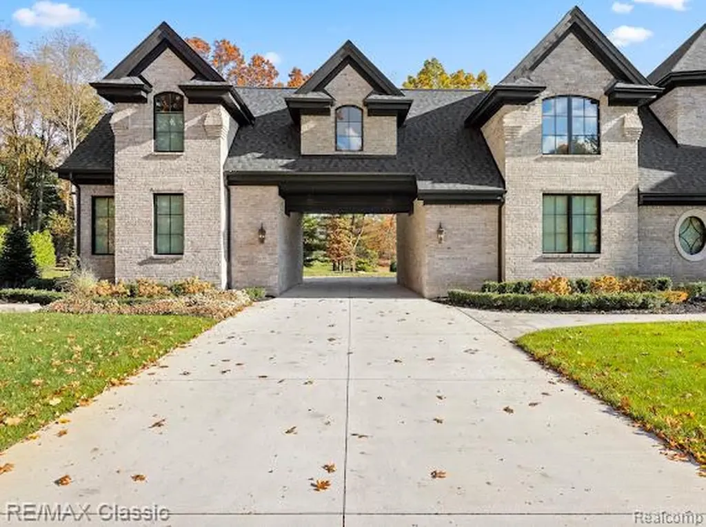 2323 Canterwood Highland Charter Township MI 48357