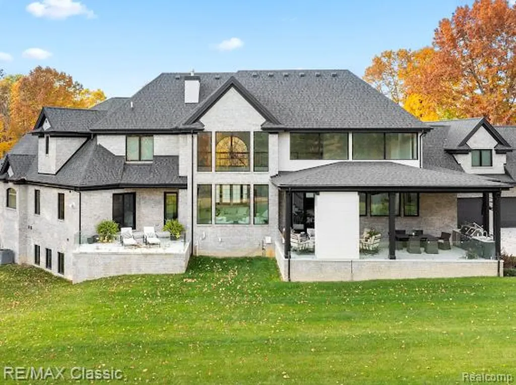 2323 Canterwood Highland Charter Township MI 48357