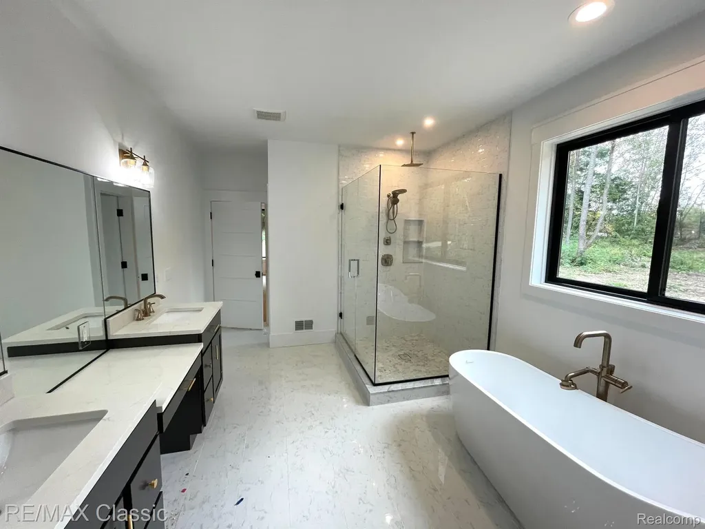 2323 Canterwood Highland Charter Township MI 48357