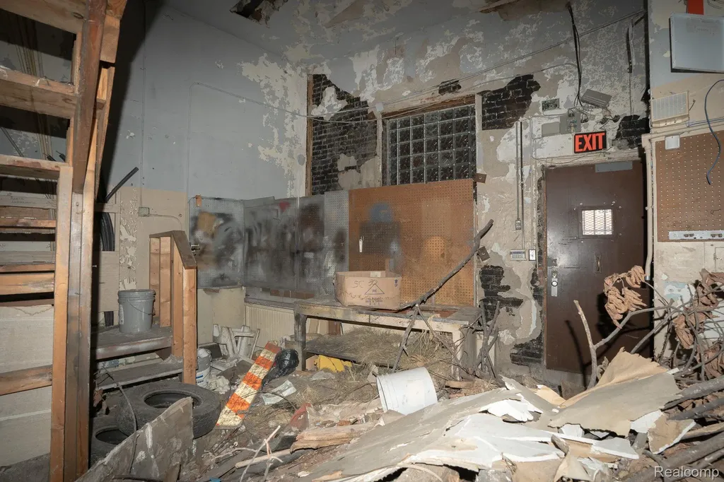 13537 Gratiot Avenue Detroit City MI 48205