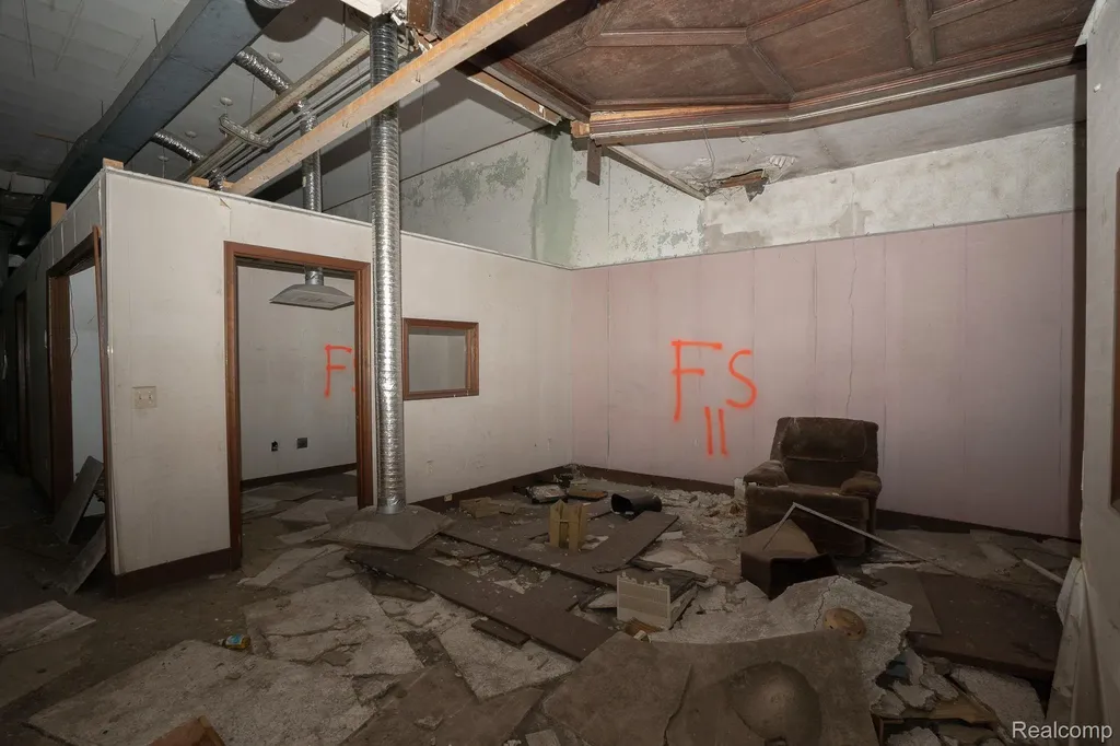 13537 Gratiot Avenue Detroit City MI 48205