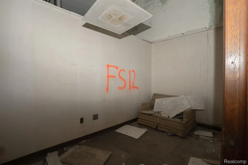 13537 Gratiot Avenue Detroit City MI 48205