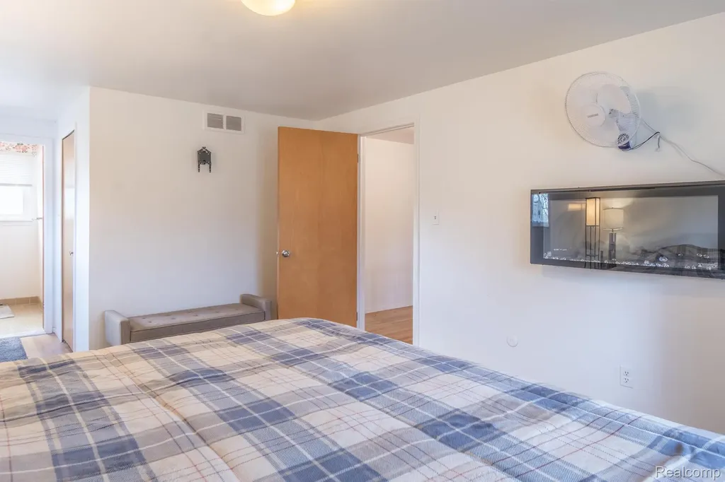 38005 Southfarm Lane Farmington Hills City MI 48167