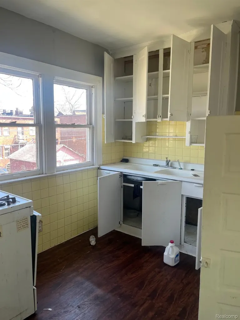 2433 La Belle Street Detroit City MI 48238