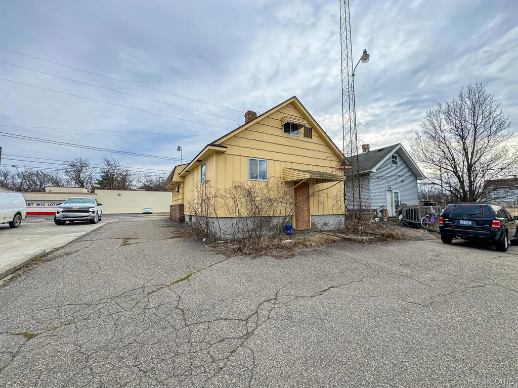 2614 Corunna Road Flint City MI 48503