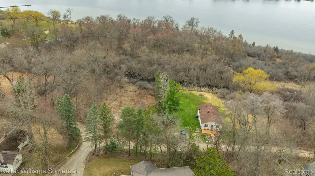 000 Lakeview Drive White Lake Charter Township MI 48386