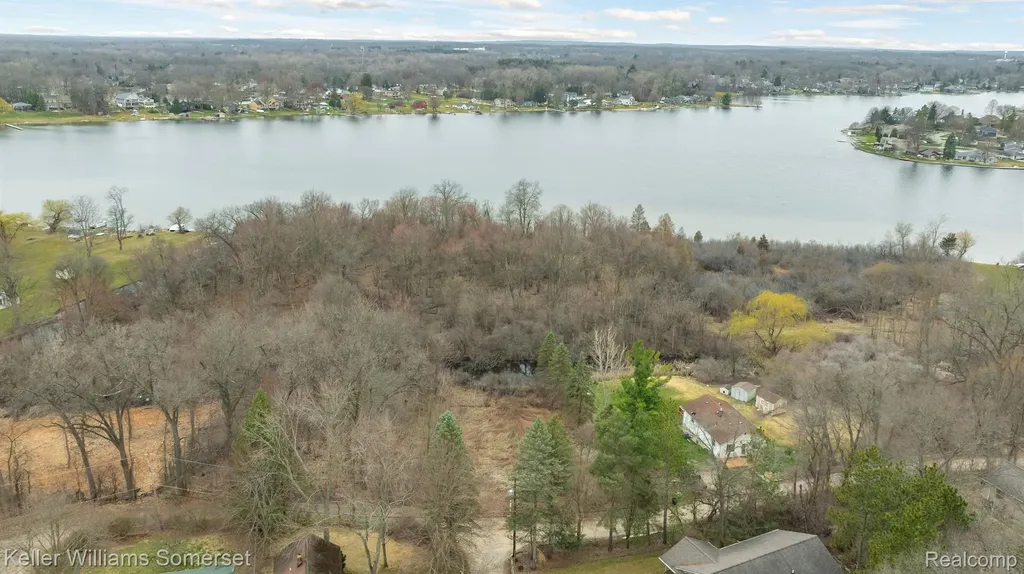 000 Lakeview Drive White Lake Charter Township MI 48386