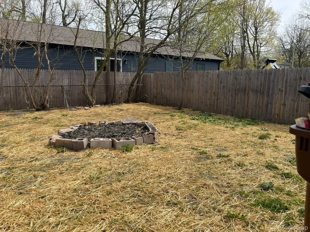 417 E Hunt Street Adrian City MI 49221