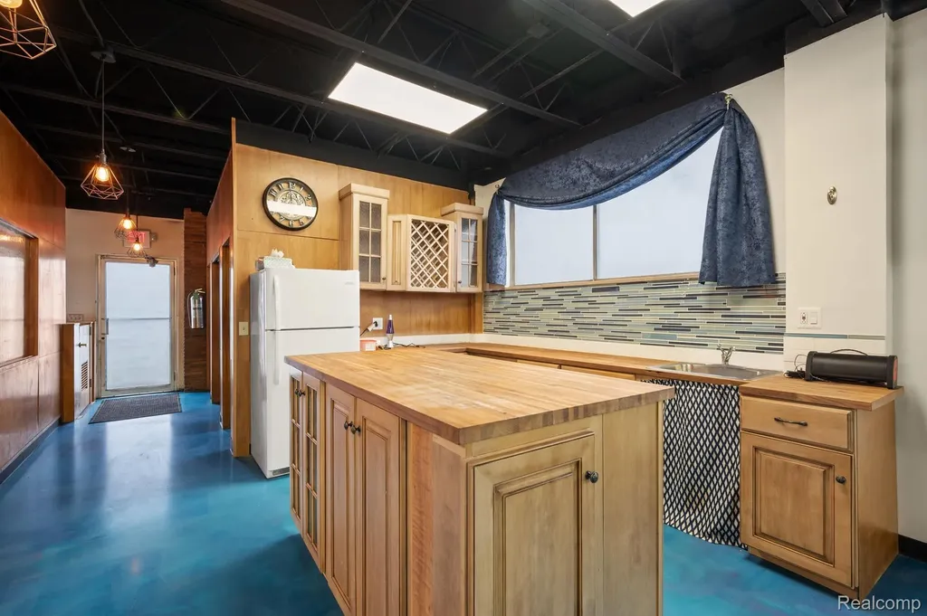 1050 W Huron Street Waterford Charter Township MI 48328