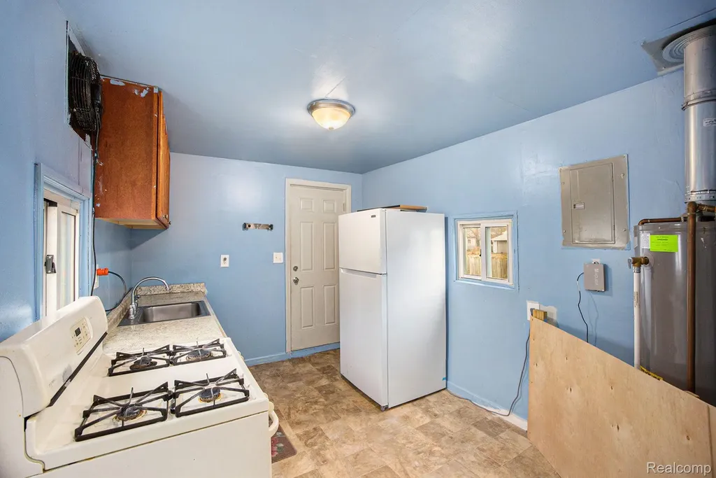11012 Republic Avenue Warren City MI 48089
