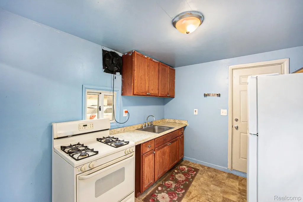 11012 Republic Avenue Warren City MI 48089