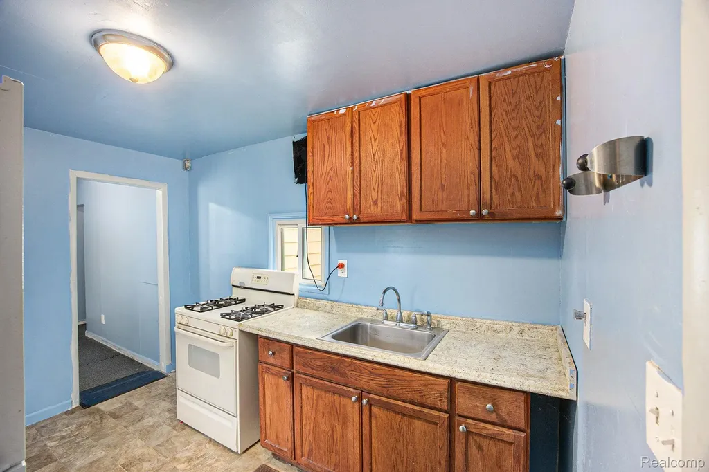 11012 Republic Avenue Warren City MI 48089