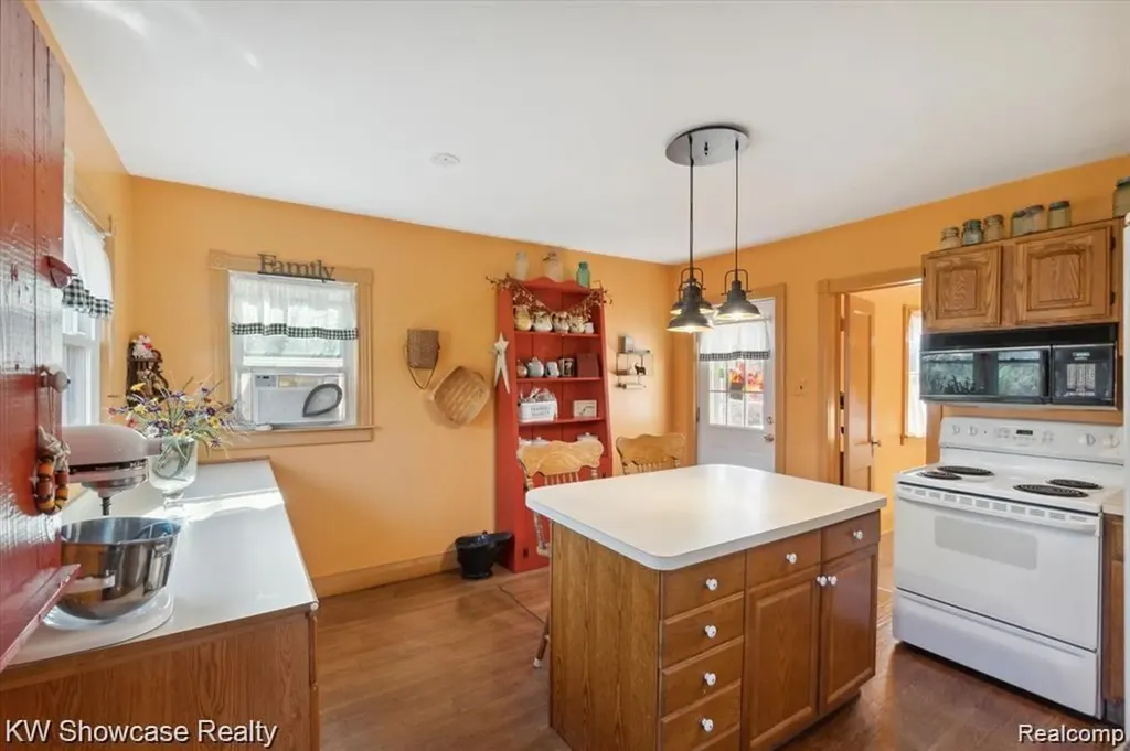 1716 E Wardlow Road Highland Charter Township MI 48356